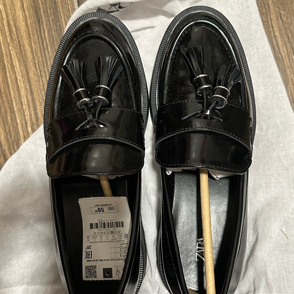 Zara Women's Glossy Black Loafers with Tassels